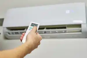 Usuário ligando e desligando o ar-condicionado repetidamente