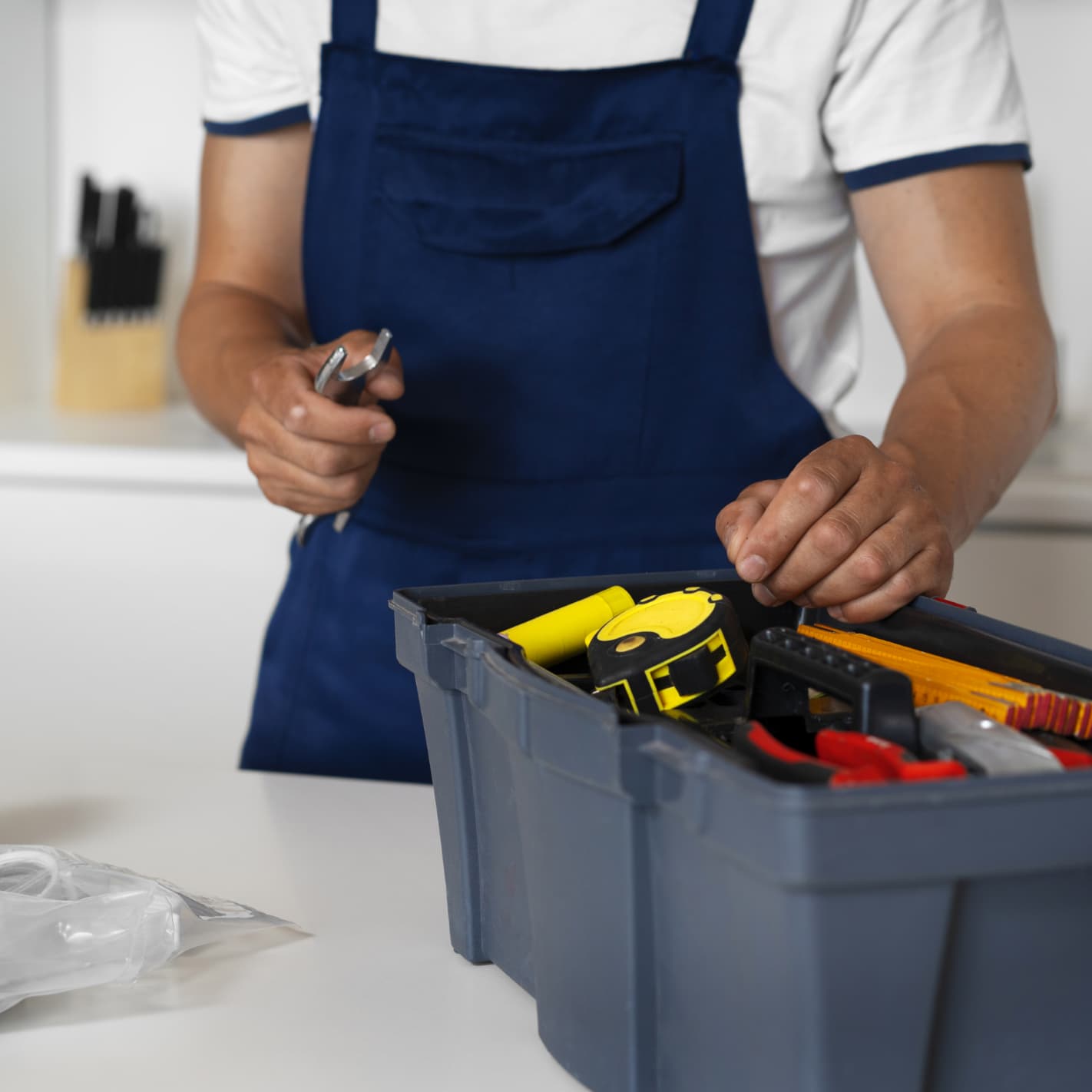 Homem com caixa de ferramentas