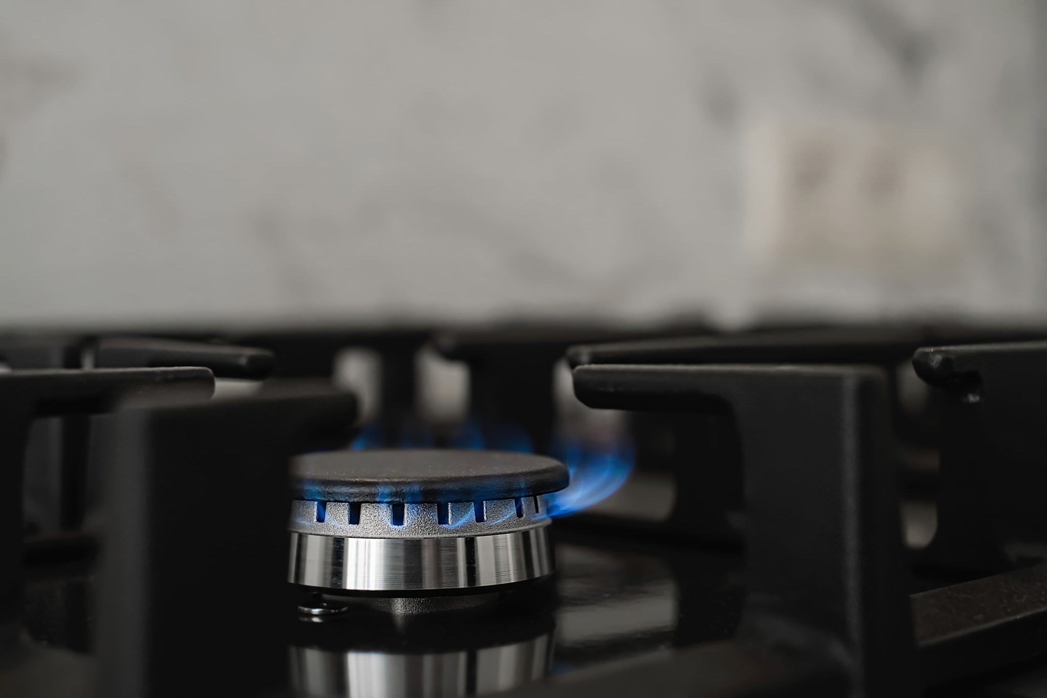fogao de cozinha moderno queima de gas natural com uma chama azul